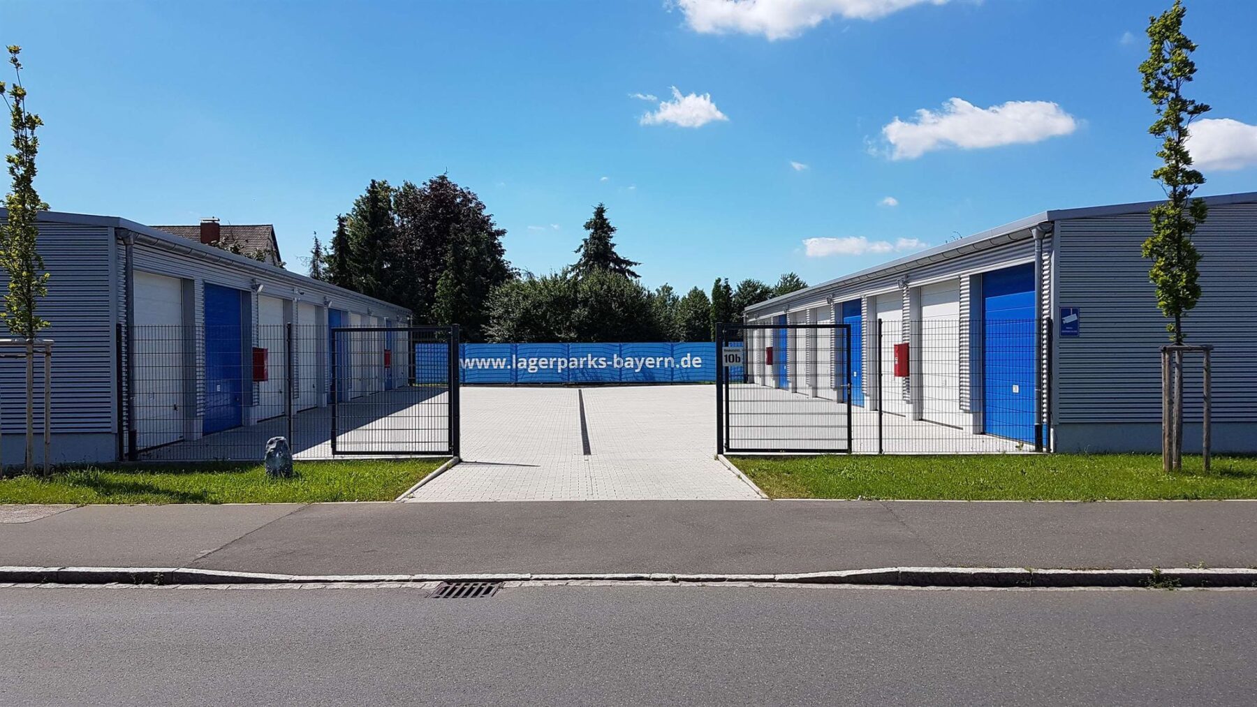 Einfahrt zum Lagerpark Altdorf mit geöffnetem Tor